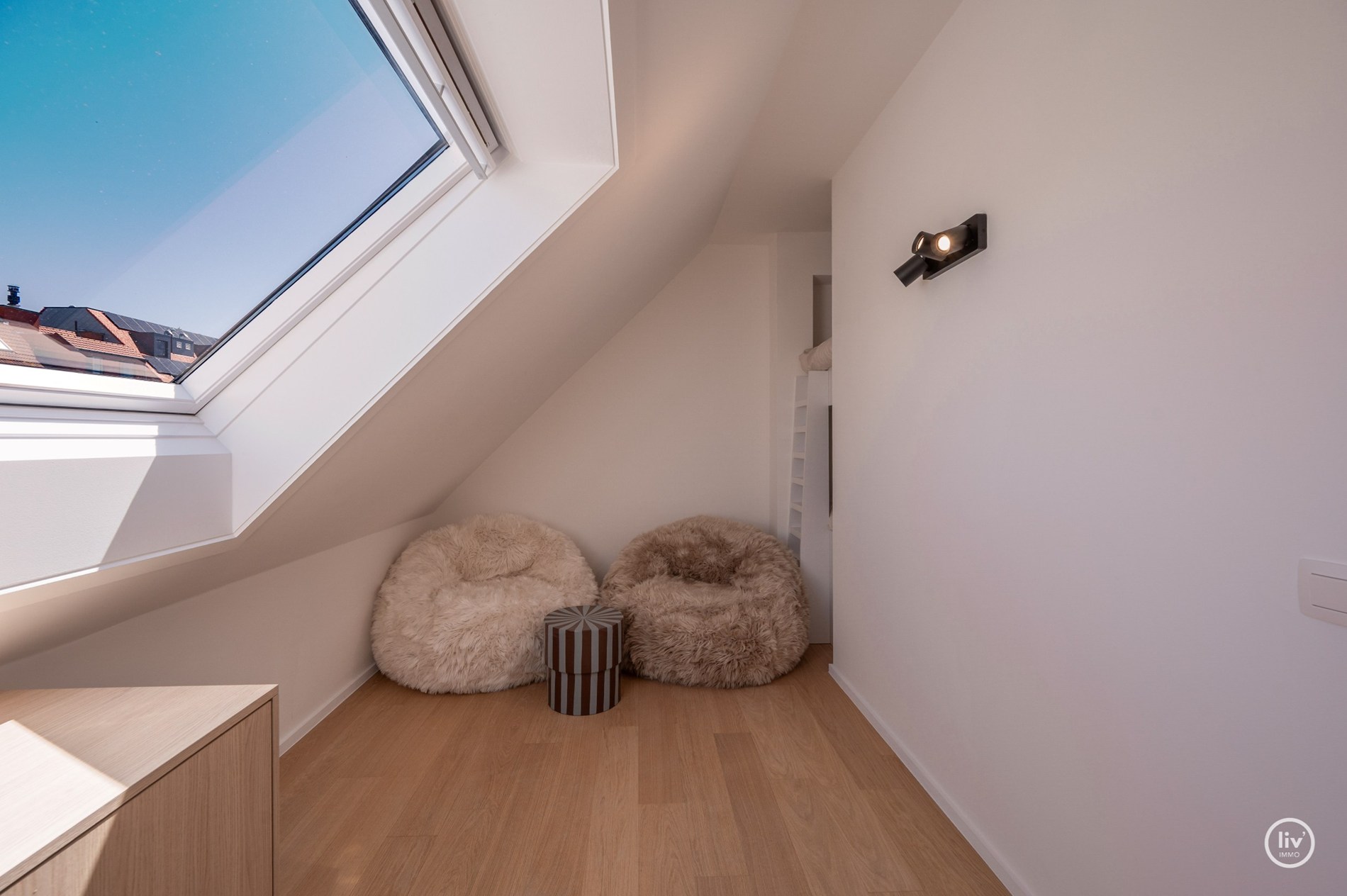 Prachtige ruime duplex (216 m2) top gerenoveerd gelegen op de Leopoldlaan te Knokke. 