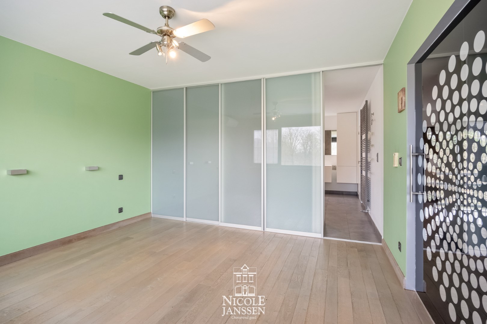 Schuifdeuren naar de ensuite badkamer