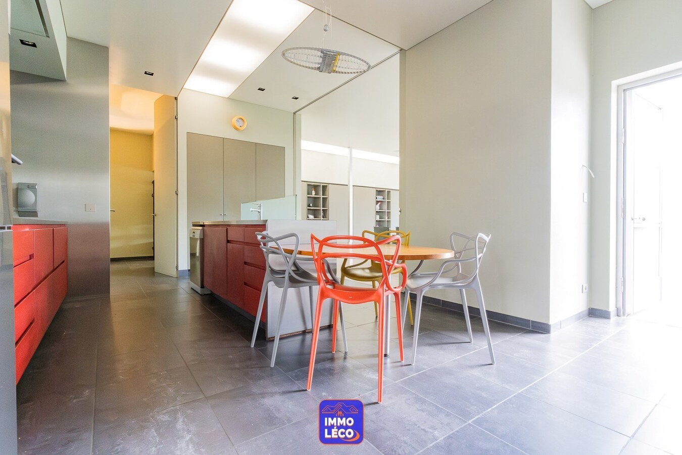 Maison moderne (surface habitable de 486m²), double garage et jardin, en plein centre-ville ! COUP DE COEUR ! 