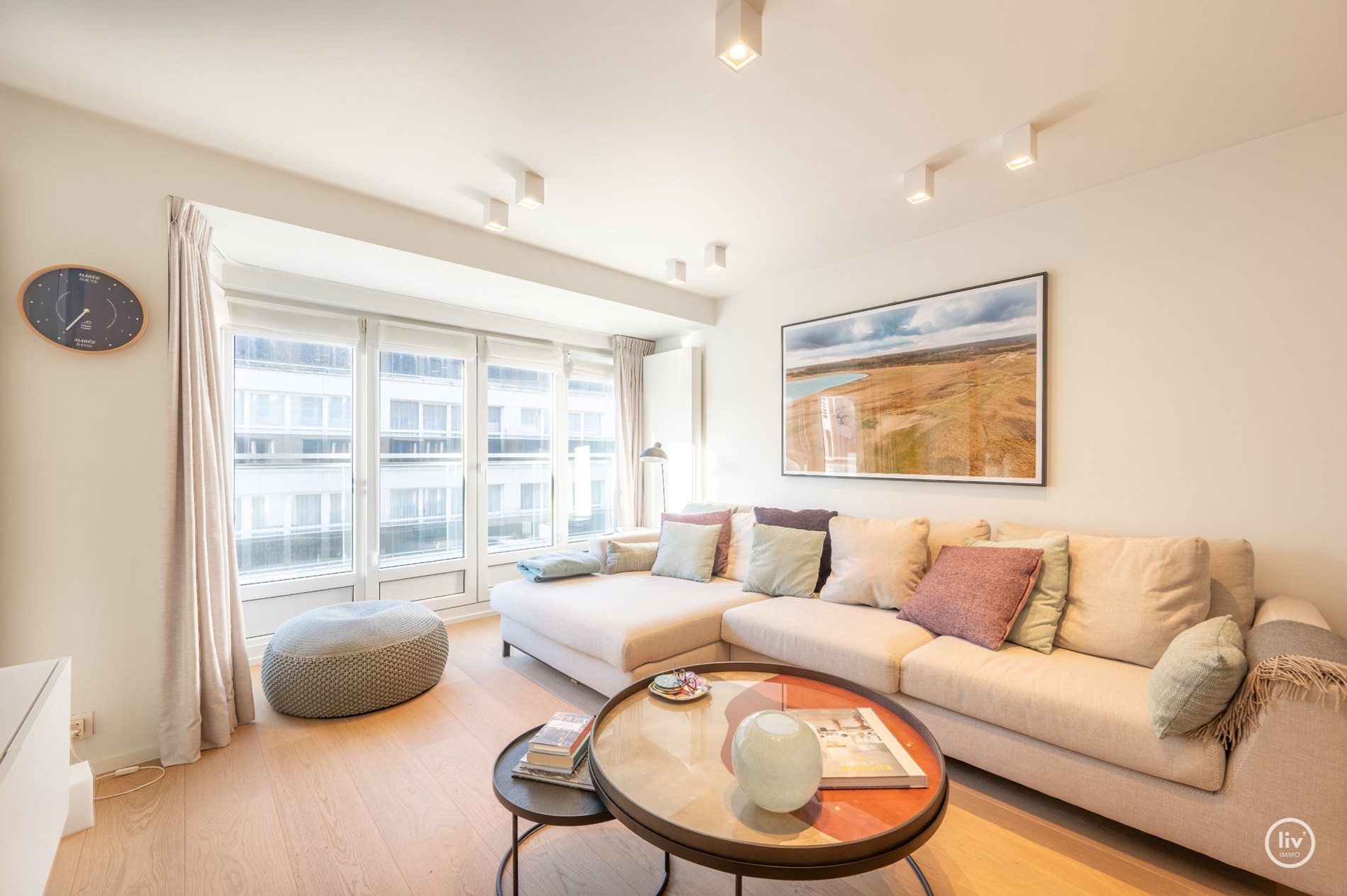 Volledig en stijlvol gerenoveerd 2 slaapkamerappartement met ruim TERRAS nabij de Dumortierlaan gelegen. 