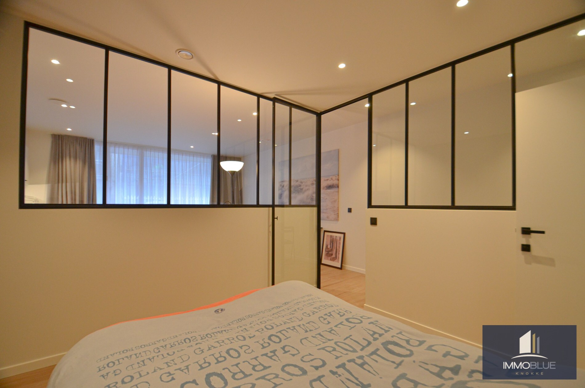 Recent appartement, centraal gelegen op een boogscheut van de zee. 