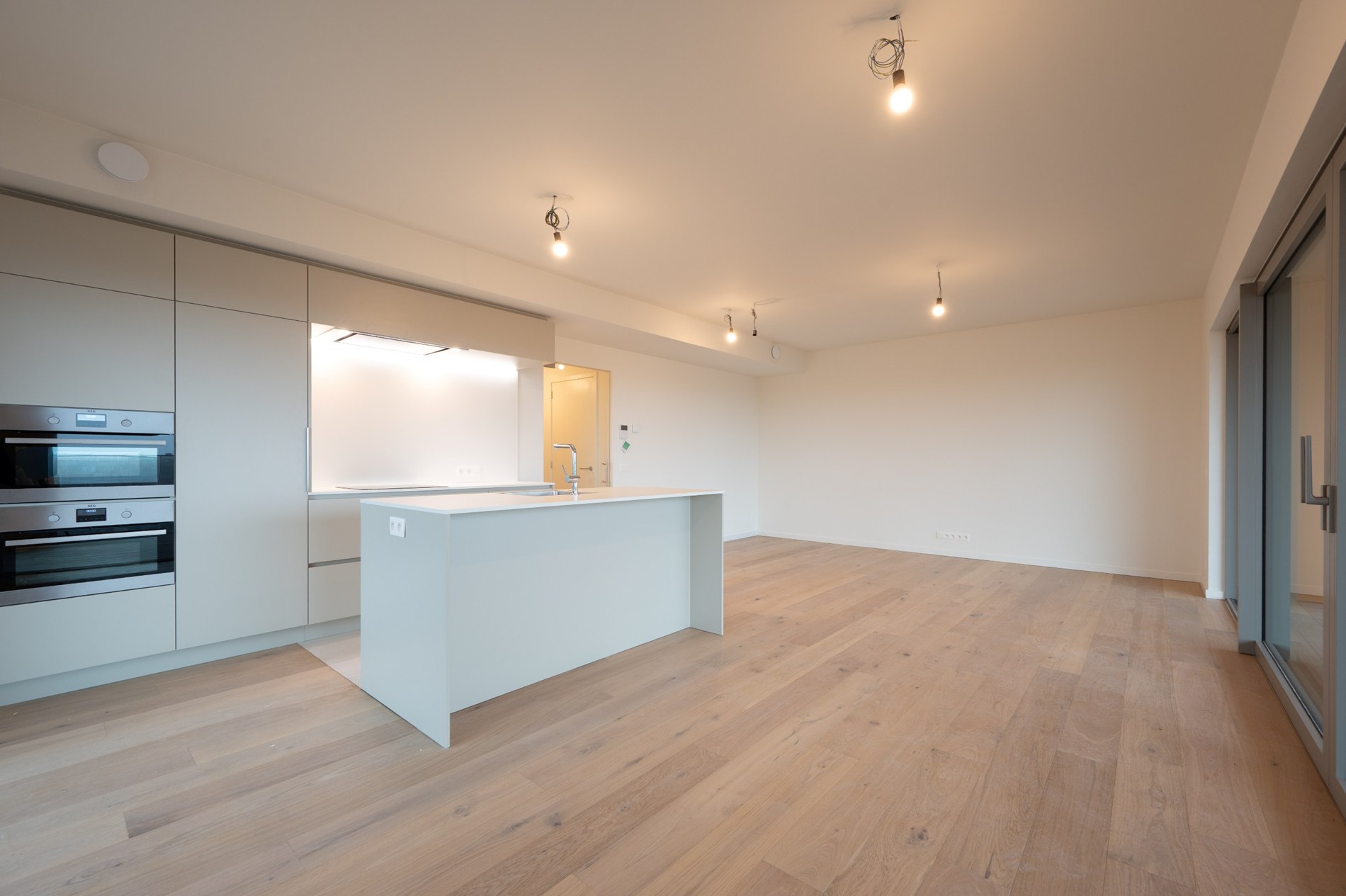 Volledig instapklaar hoek-appartement (133m2) met ruim zonneterras (19m2): Opendeurdag  Zondag 4/01 (14u-17u ): 