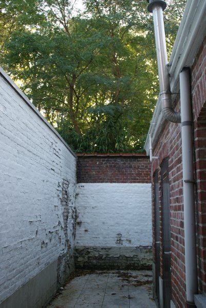 Centraal gelegen rijwoning stapvoets van het station te Roeselare 