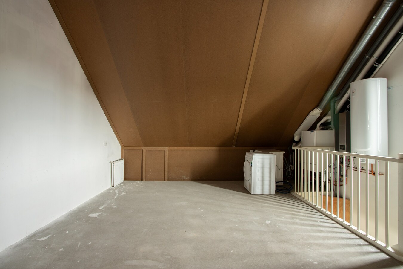 Moderne hoekwoning uit 2016 gelegen in een jonge en kindvriendelijke woonwijk in Lage Mierde. 