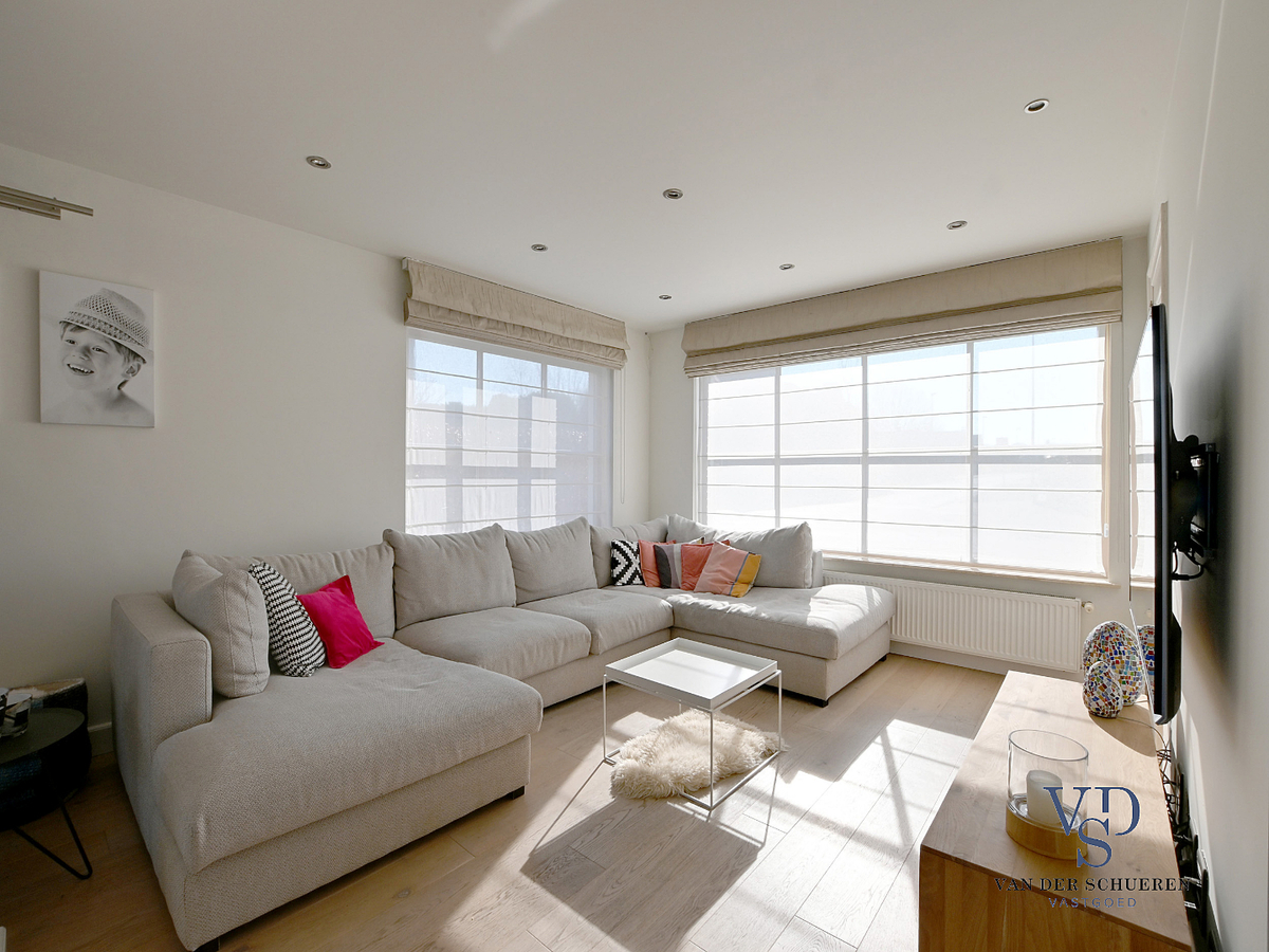 Prachtig gerenoveerde Herenwoning met zwembad te Gavere. 