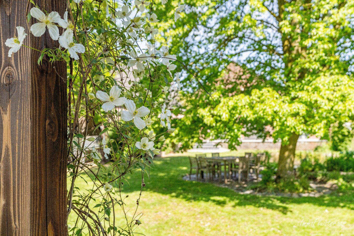 Charmante villa avec bâtiment d'écurie et prairie sur environ 6 700 m² à Hamme. 