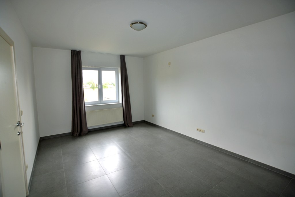 Appartement (104 m²) met 2 slpks, garage en kelderberging. 