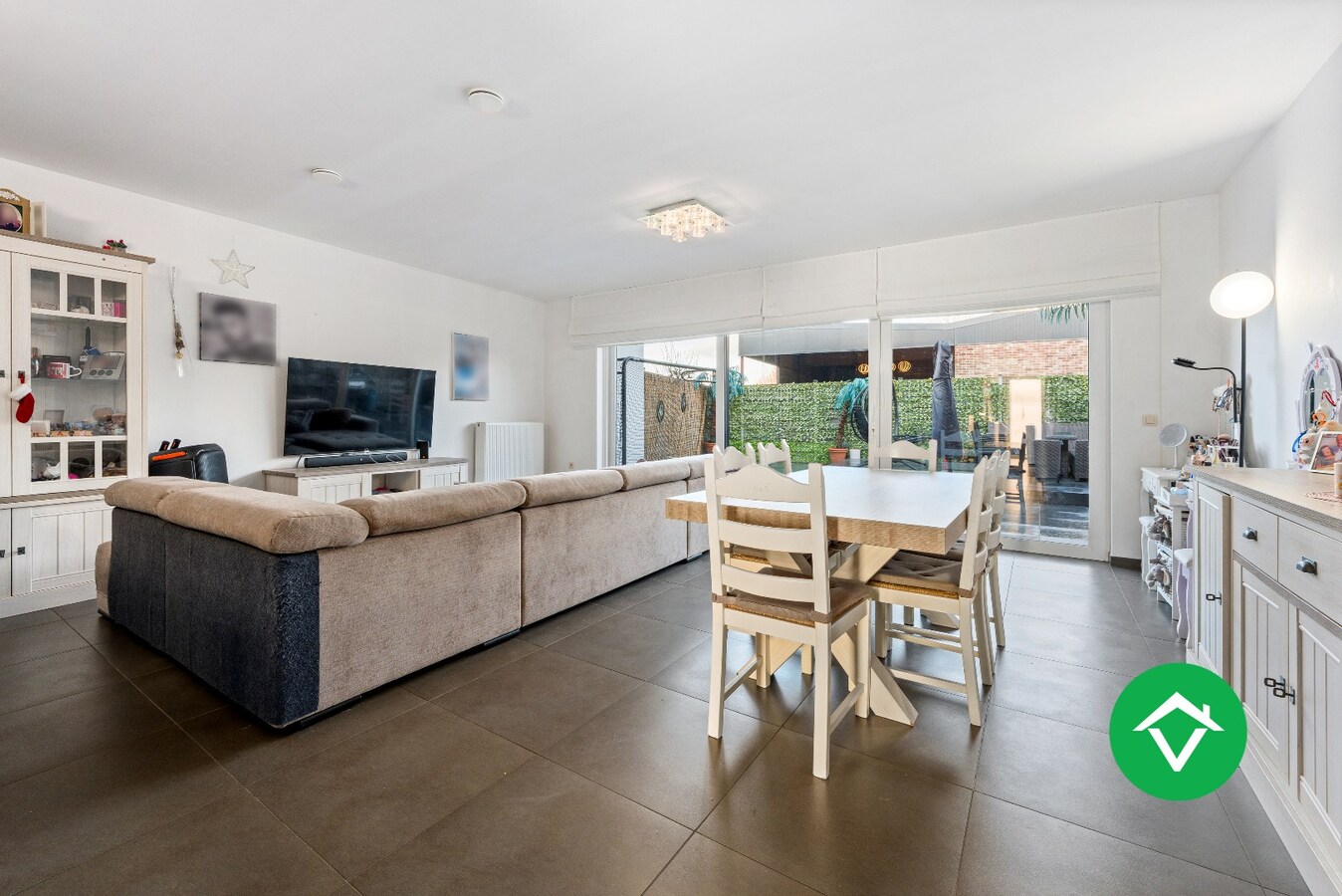 Instapklare nieuwbouwwoning met 5 slaapkamers en zonneterrassen op topligging in Eernegem 