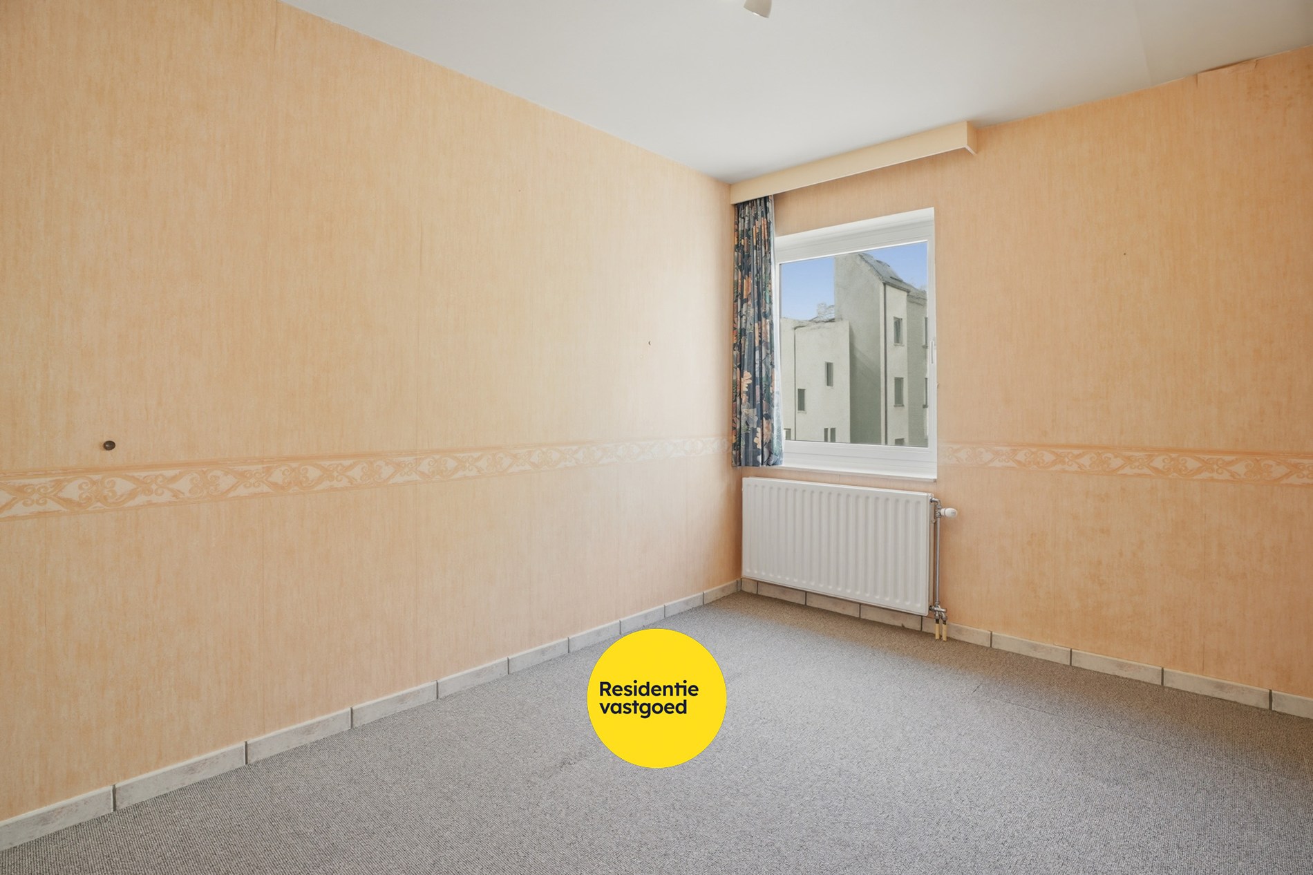 Op te frissen 2-slaapkamerappartement (73m²) te Koksijde Sint-Idesbald. 