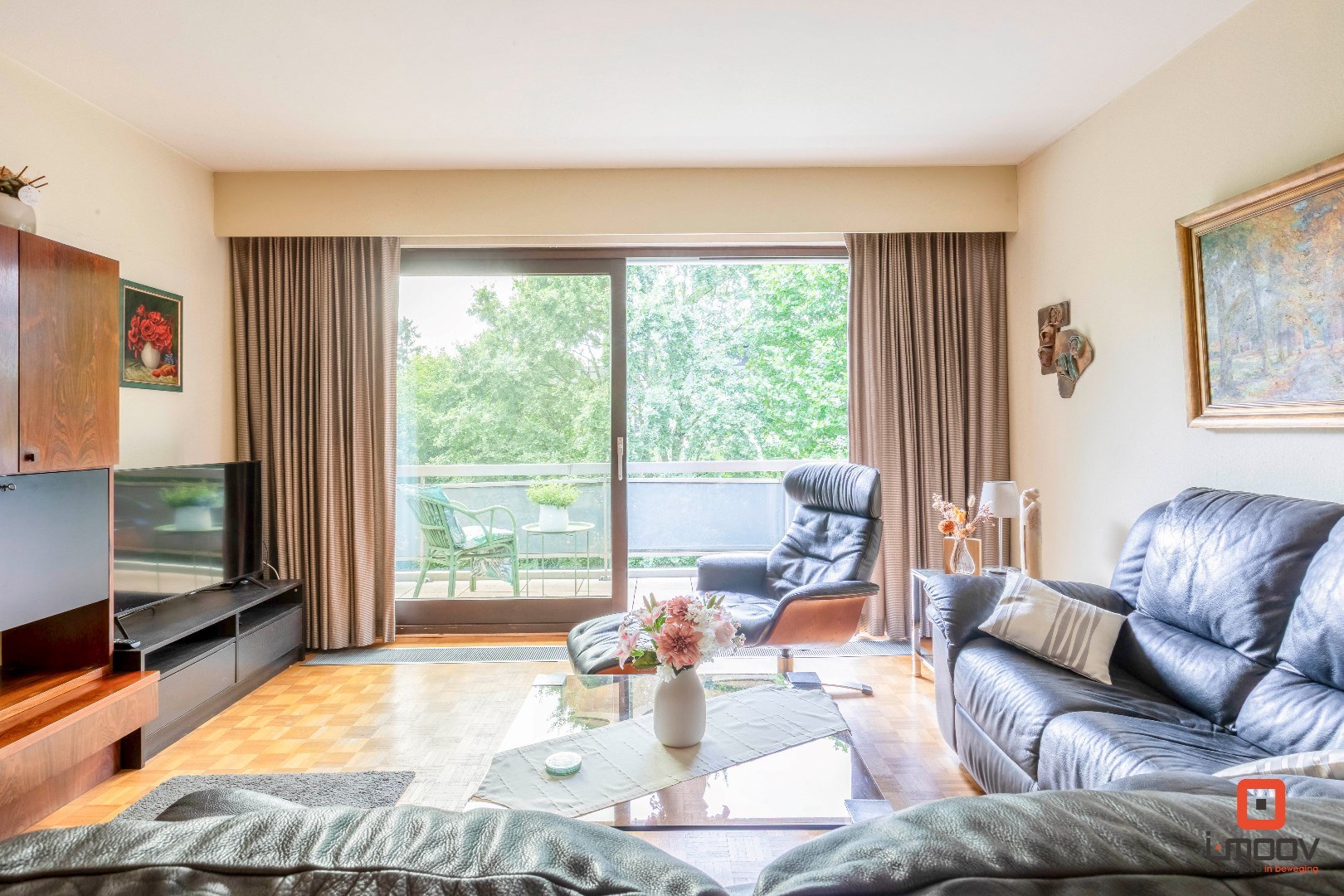 Instapklaar tweeslaapkamer appartement met garagebox in het groen 