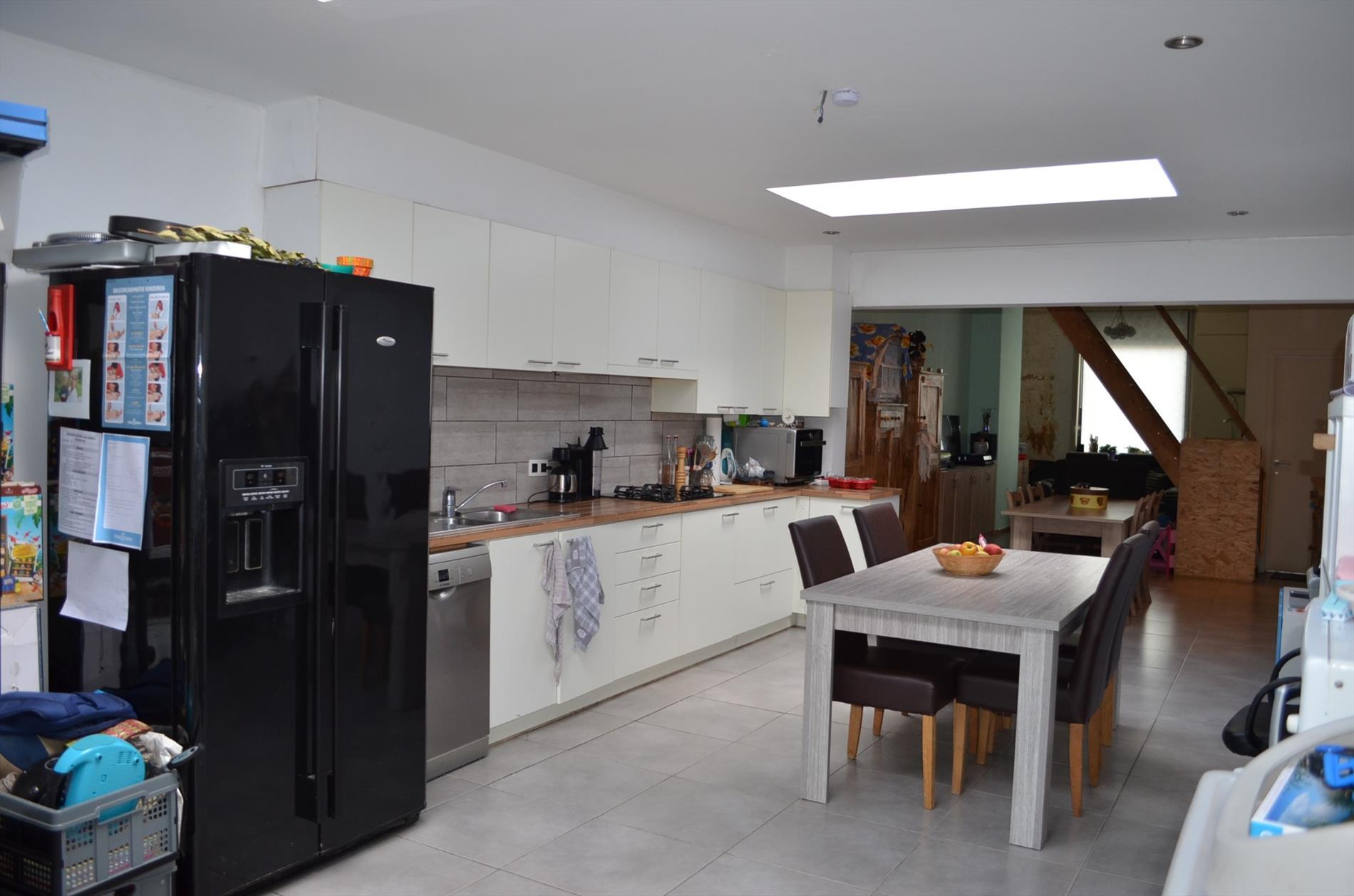 Gerenoveerde gezinswoning met 4 slpks en tuin te centrum Eeklo 