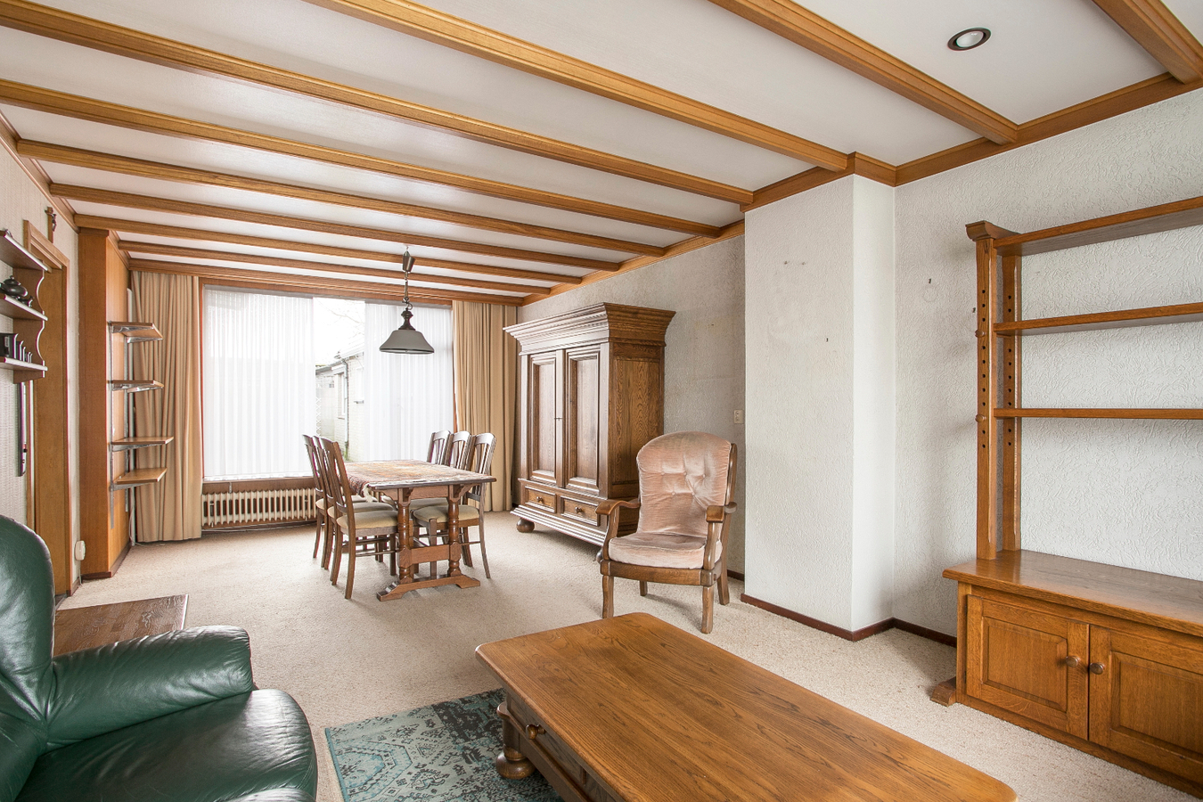 Vrijstaande eengezinswoning met garage en carport. 