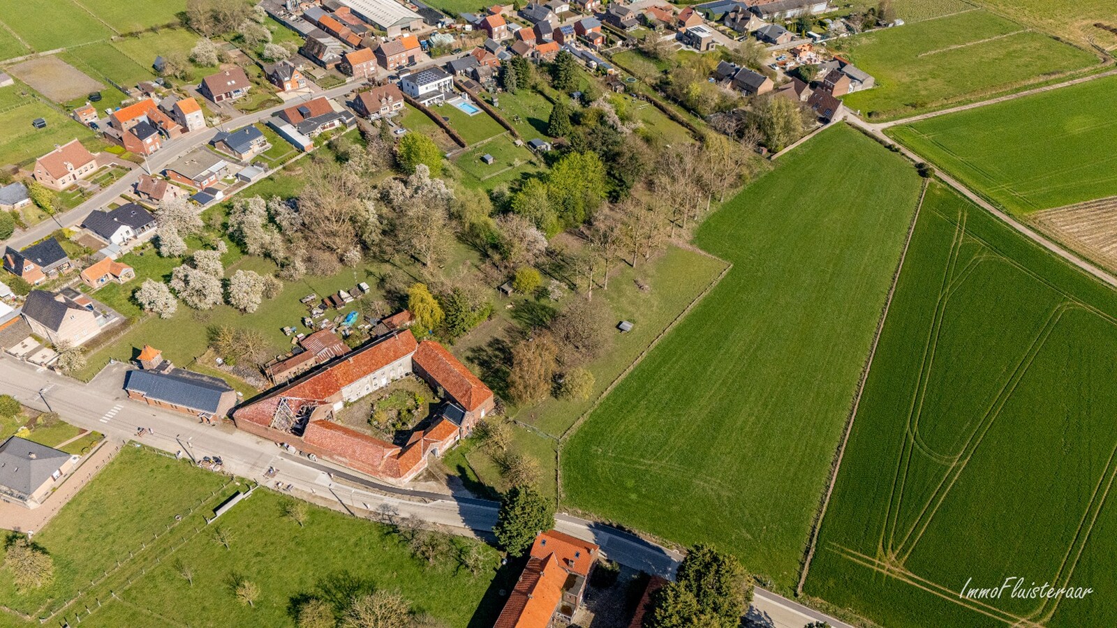 Te renoveren vierkantshoeve op een ruim perceel van ca. 2,6ha te Kortenaken 