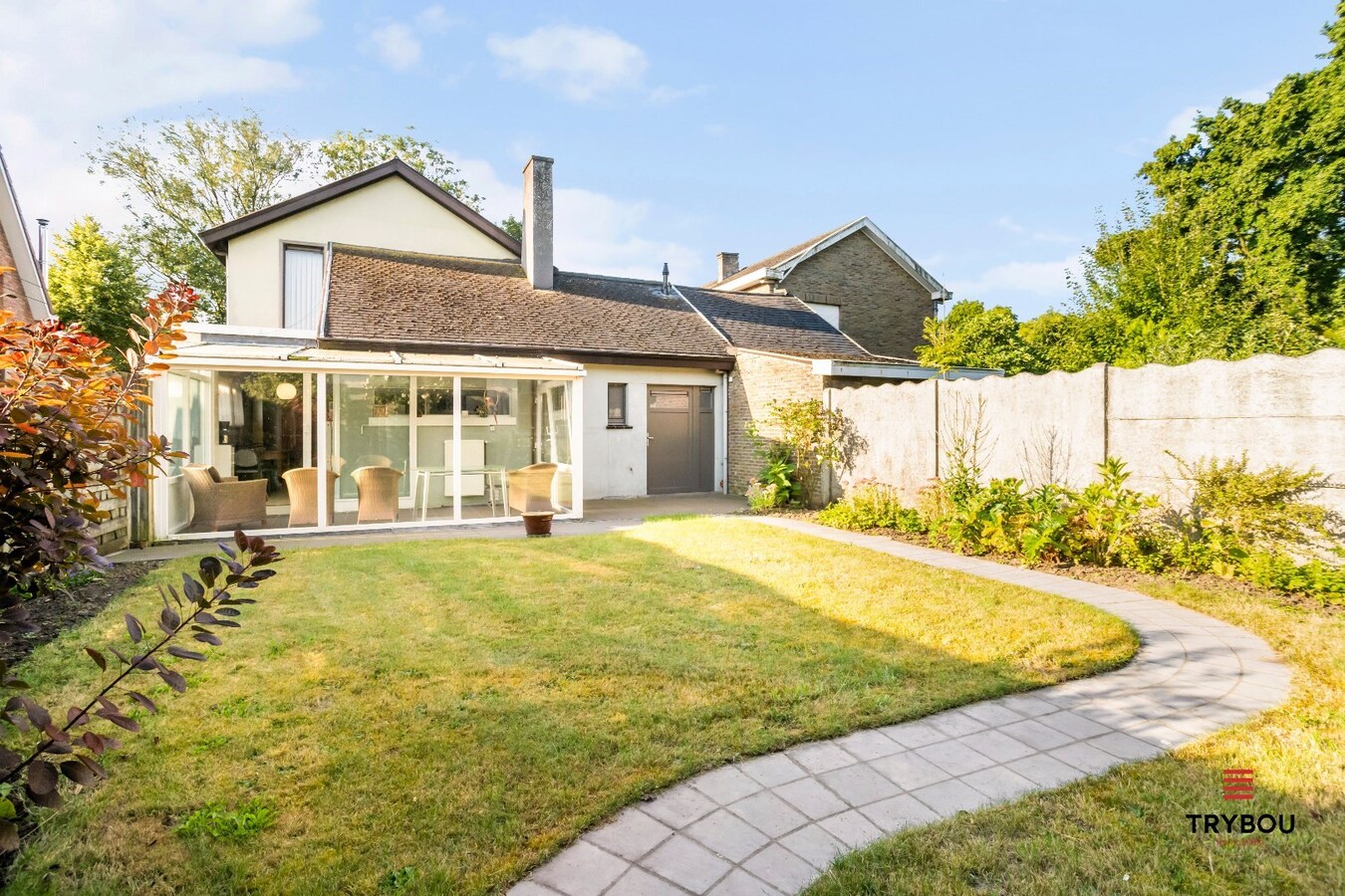 Centraal gelegen, halfopen woning met loods op perceel van 625m² 