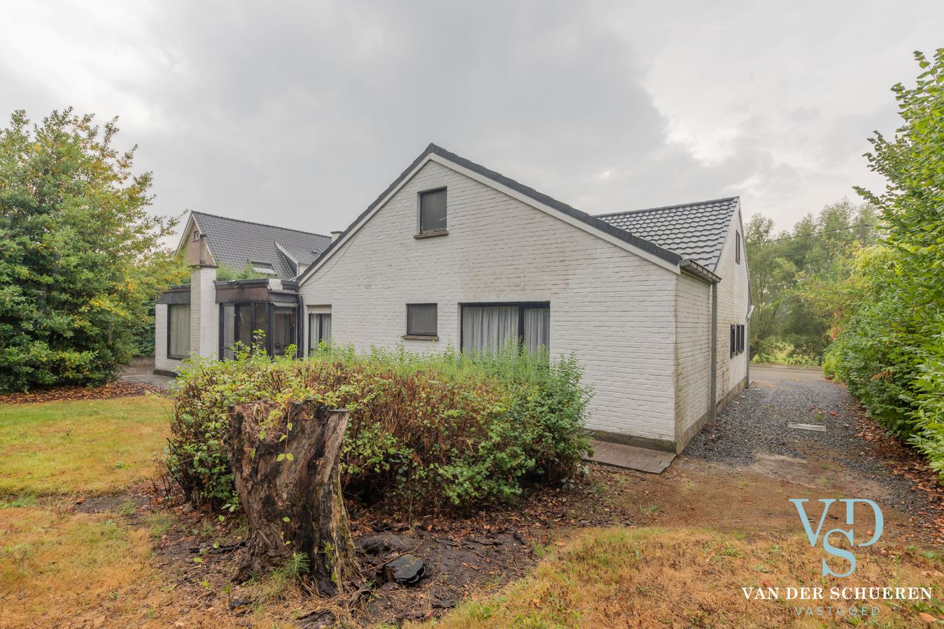 Bungalow met bijgebouw. 