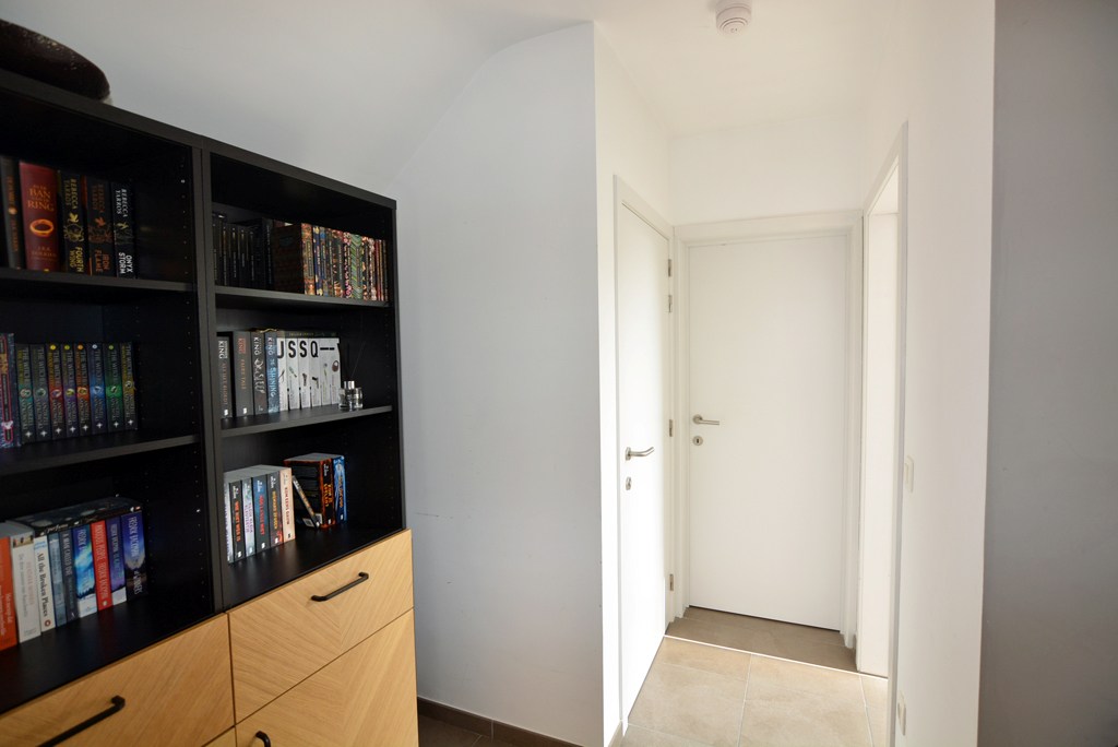 Energiezuinig duplex-appartement met 2 slpk, terras en carport met berging. 