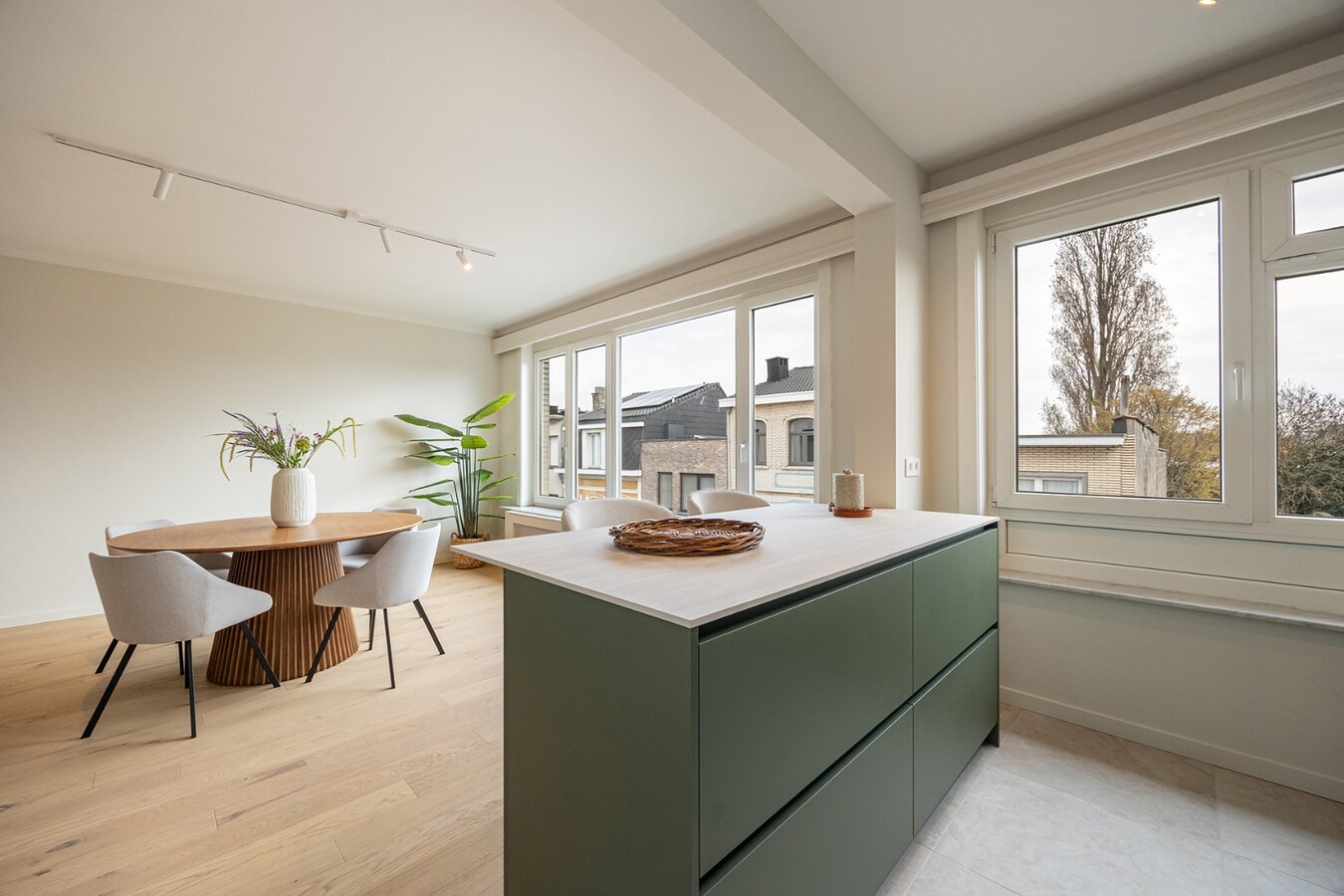 Gerenoveerd appt. met 2 slpk en terras te Wilrijk! 