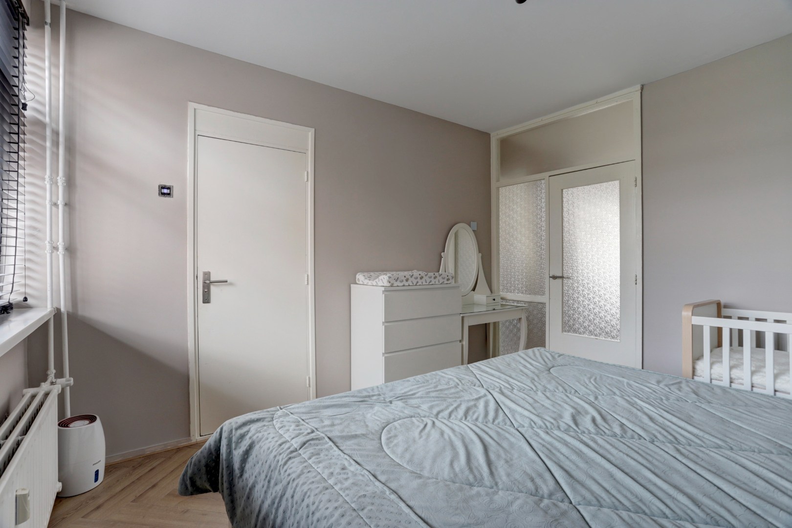 Instapklaar 3(voorheen 4) kamer appartement met royale living en moderne keuken, 2 slaapkamers en berging in de onderbouw. 