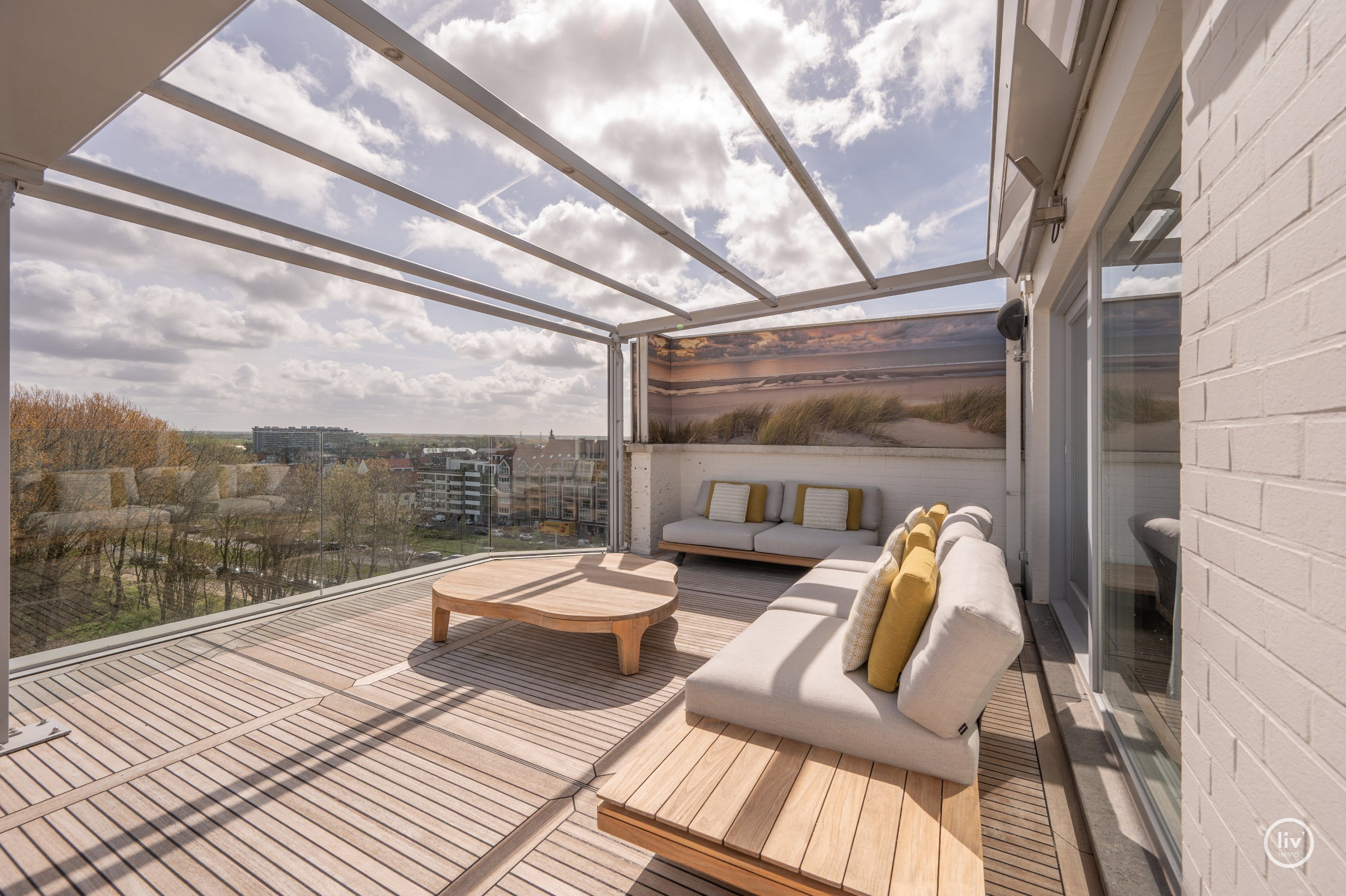 Dit magnifieke duplexappartement combineert uitzonderlijke volumes met adembenemende zichten over zowel de omliggende bossen als de zee. 