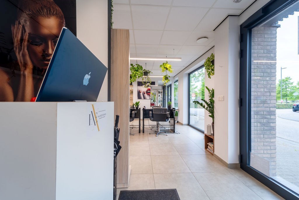 UITSTEKENDE OPBRENGSTENEIGENDOM - MODERNE COMMERCIËLE HANDELSRUIMTE MET BERGING OP TOPLOCATIE NABIJ HASSELT CENTRUM VANAF 295.000 EURO 