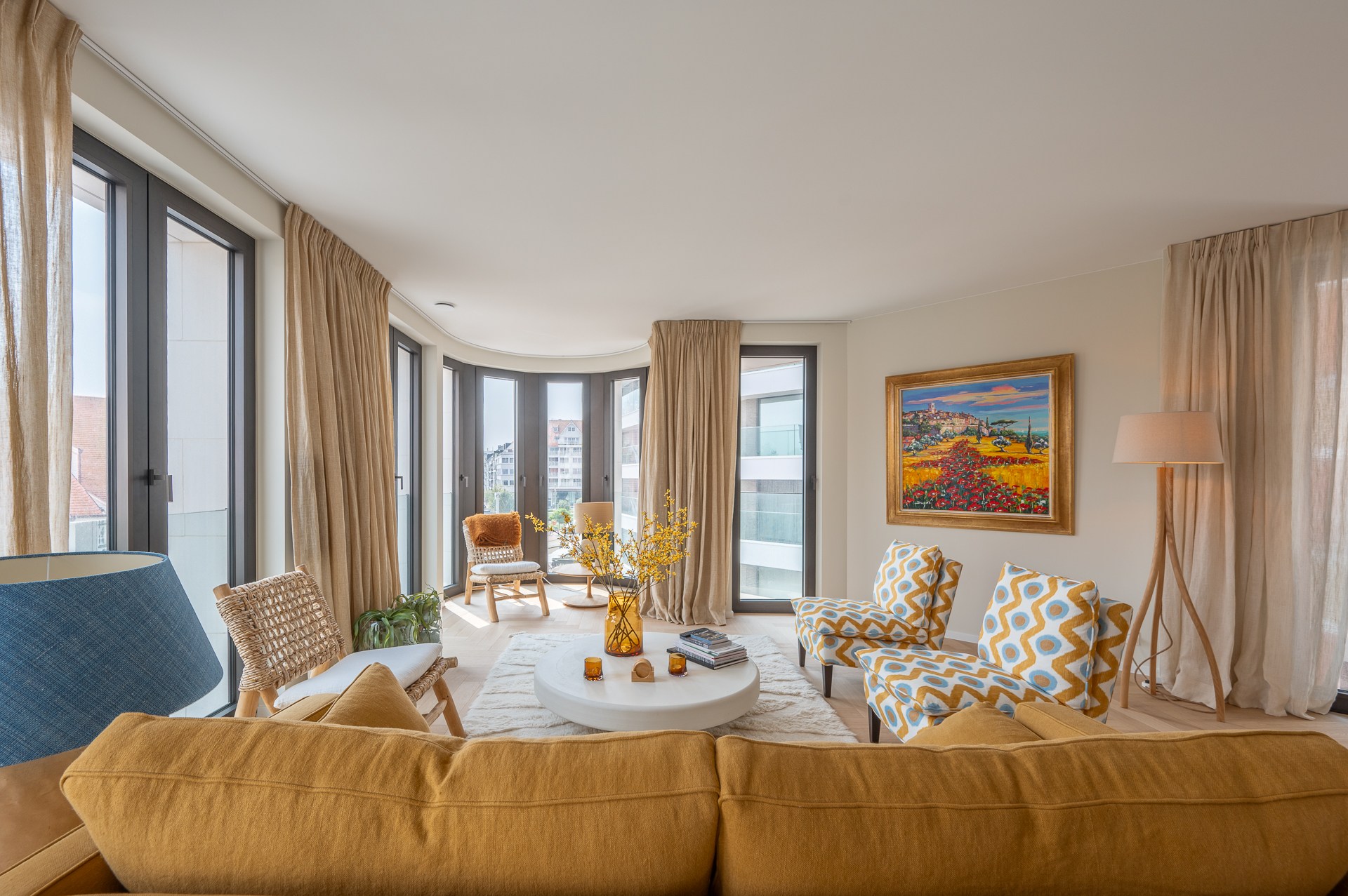 Op de tweede verdieping van de exclusieve residentie Triangle Vert, een gebouw geïnspireerd op de iconische Flat Iron in New York, vindt u dit uitzonderlijke hoekappartement. 