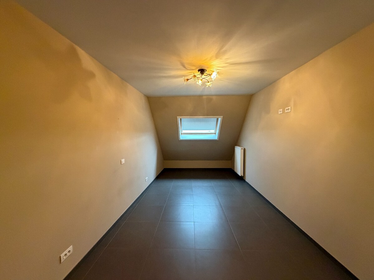 Uiterst ruim appartement (119m²)  met twee slaapkamers op de markt van Houthulst 