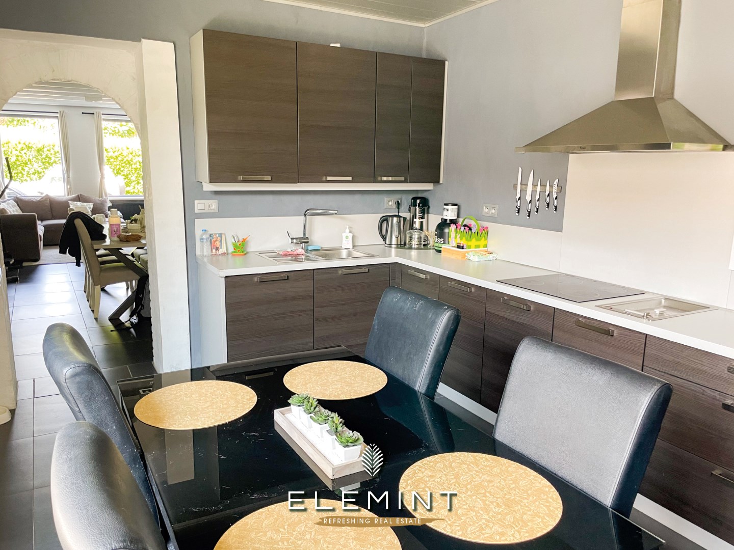 Klassevol en luxueus gerenoveerde hoekwoning op wandelafstand centrum Zwevegem 