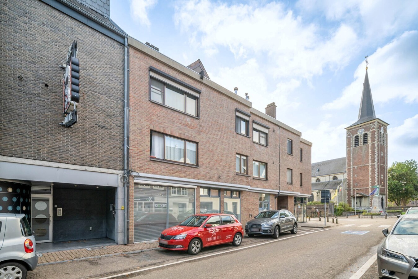 Ruim, zeer energiezuinig kantoor in het centrum van Neeroeteren met diverse mogelijkheden! 