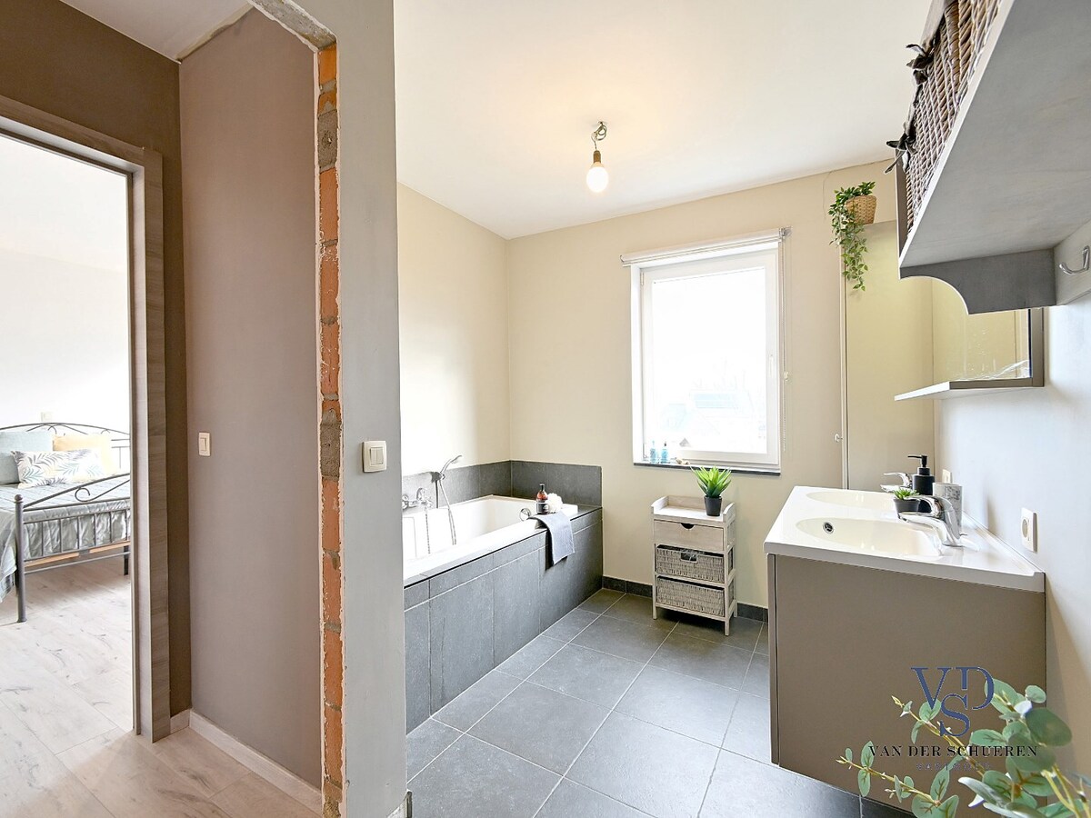 Recente pastorijwoning in hartje Dikkelvenne. 