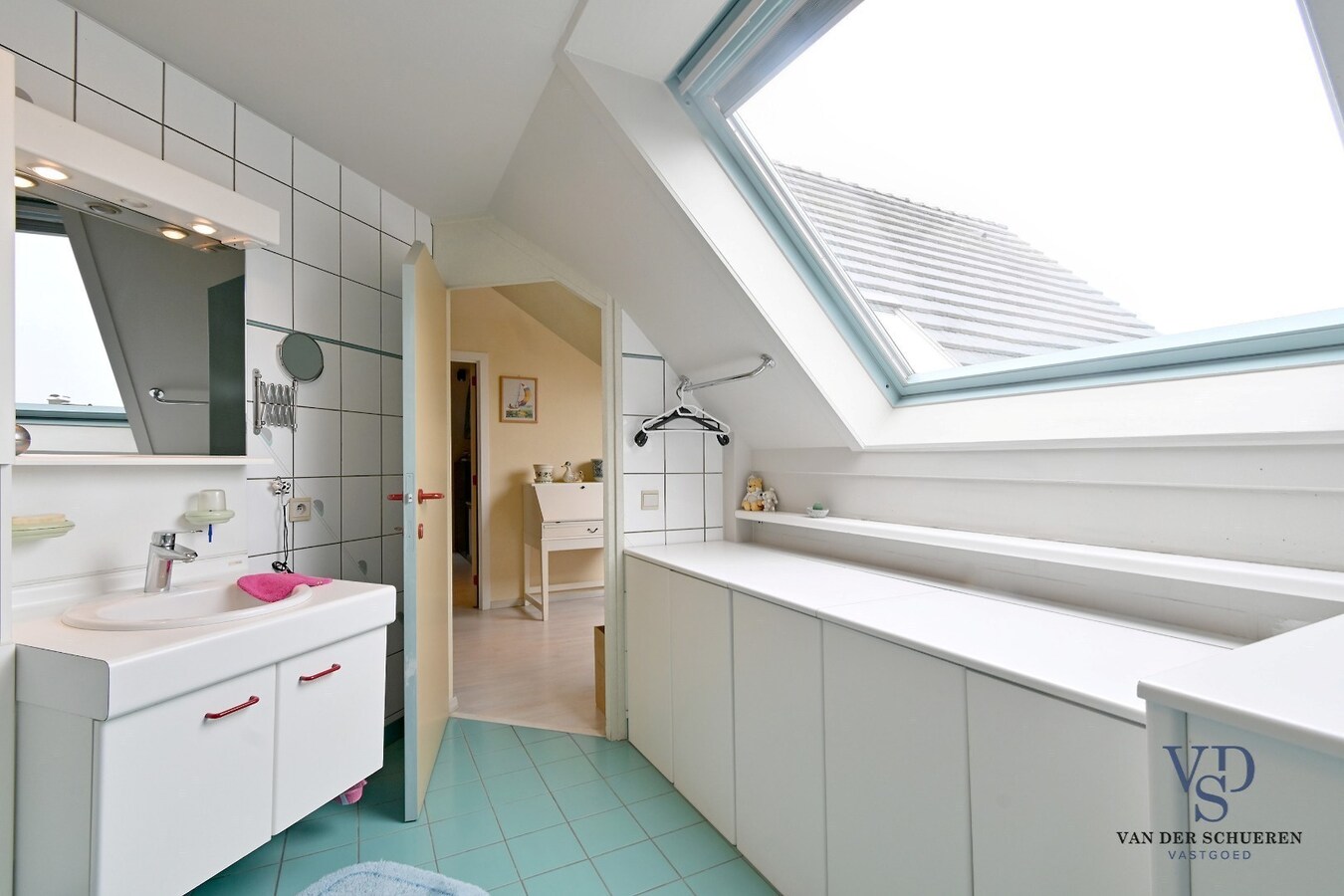 Ruim handelspand met penthouse in villastijl 