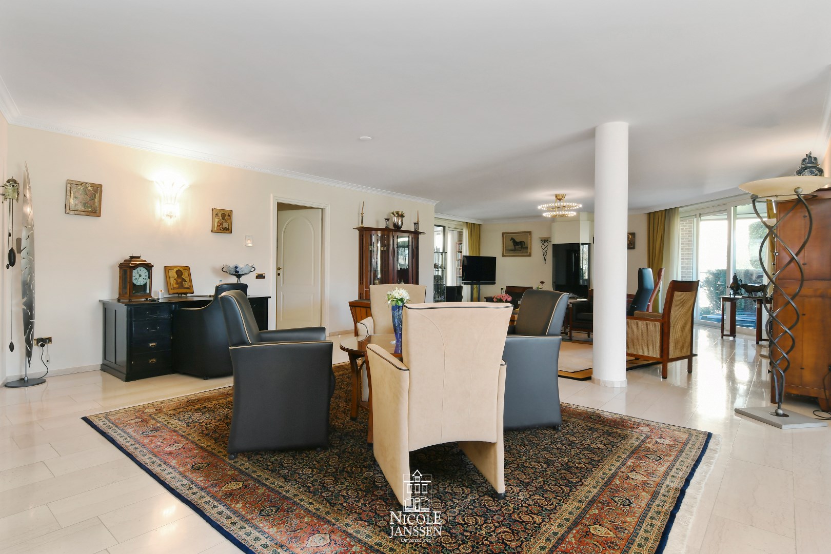 Via de dubbele glazen deur komen we in de woonkamer met marmeren vloer 