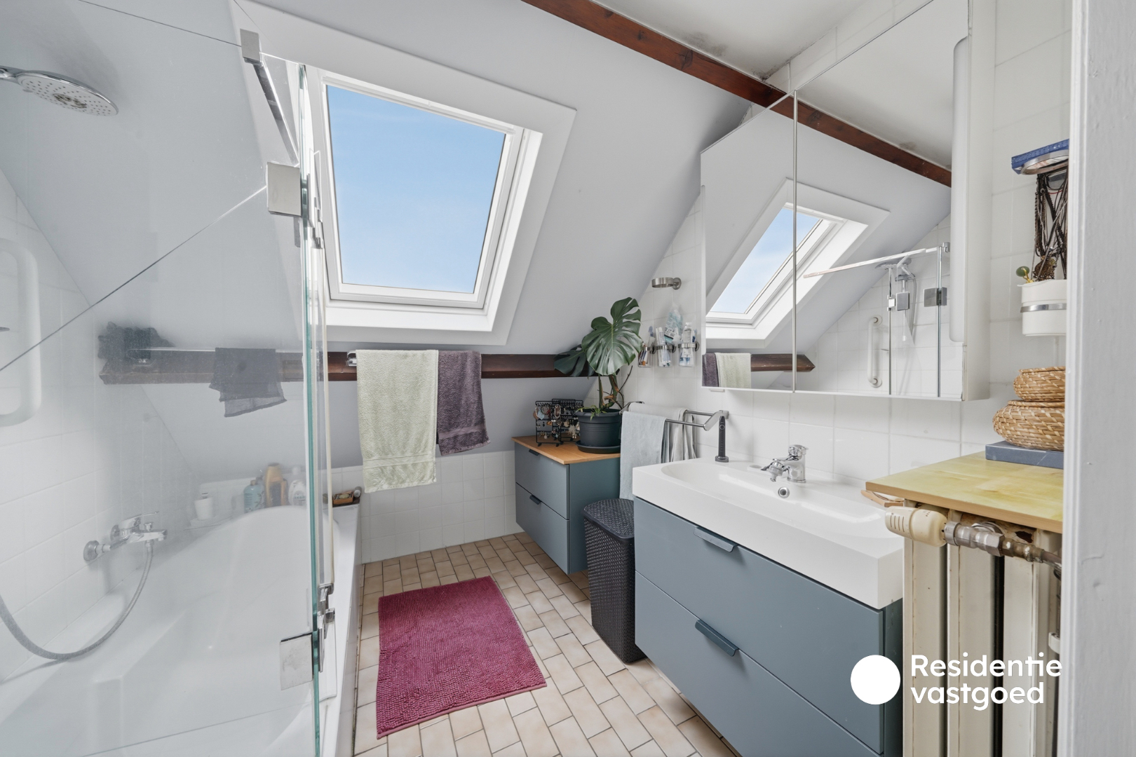 Opbrengsteigendom met 3 appartementen, garage en zonnig terras 