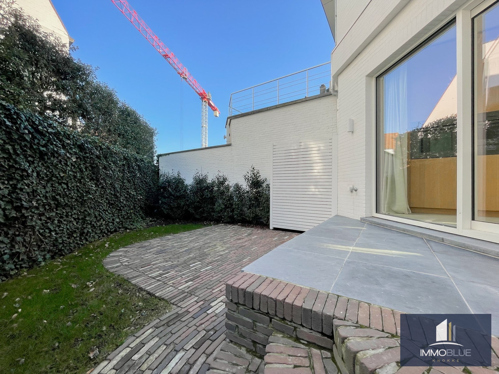 Exclusieve villa: Uitzonderlijk volledig gerenoveerde villa met frontaal zeezicht. 