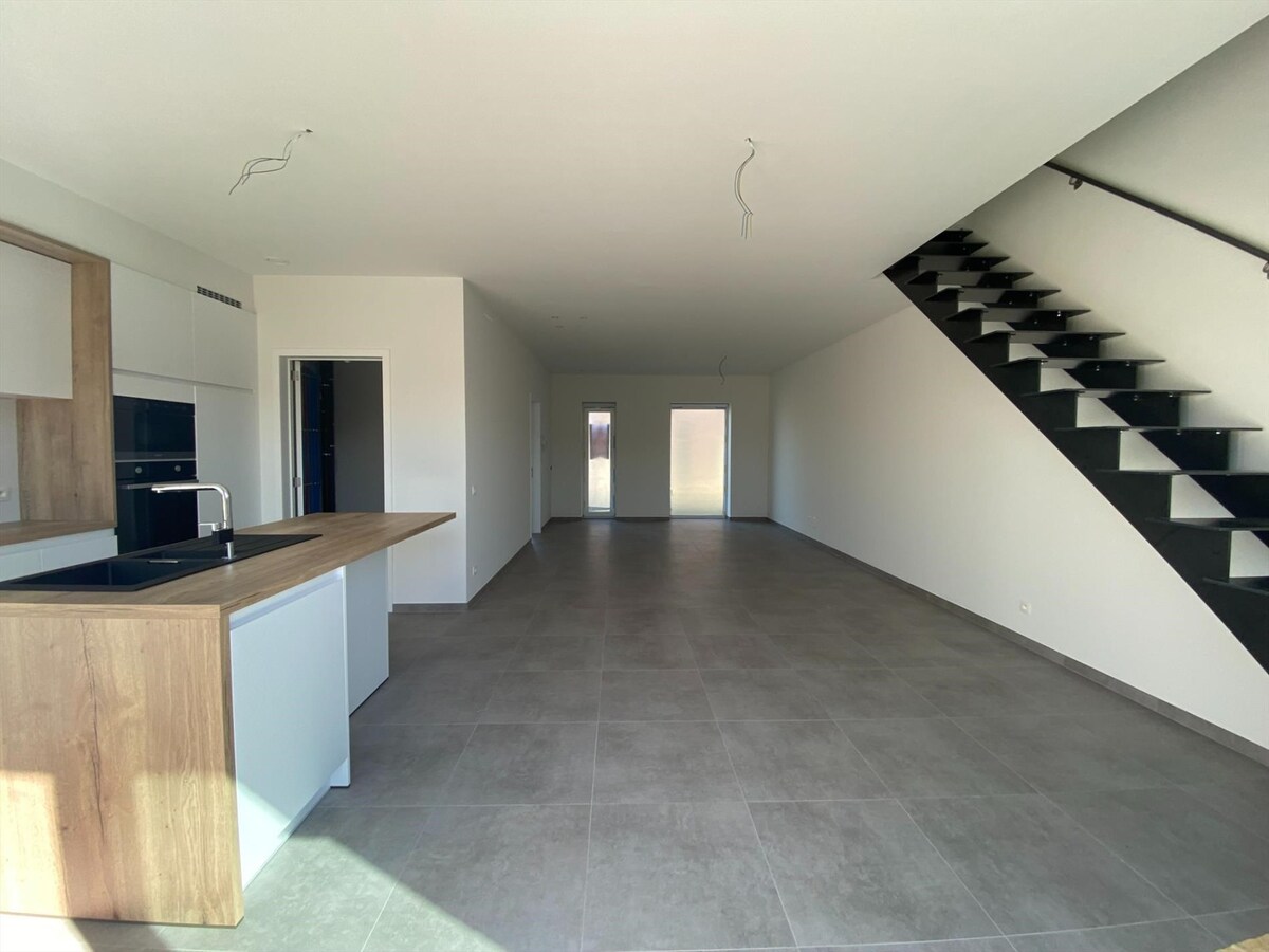 Uitstekend gelegen nieuwbouwwoning met autostaanplaats en fietsenberging 