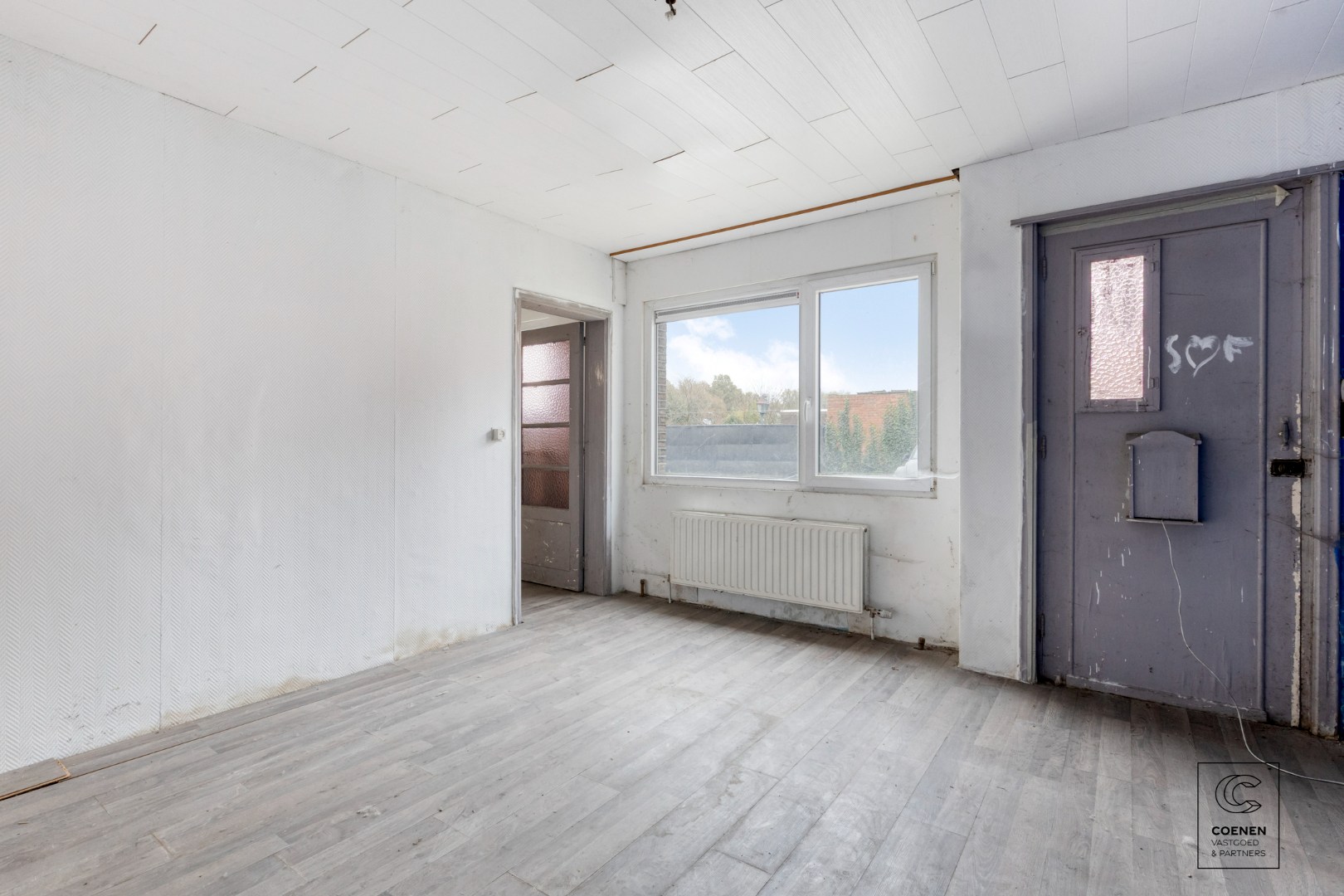 Te renoveren appartement met handelsruimte op een gunstige locatie te Kessel! 