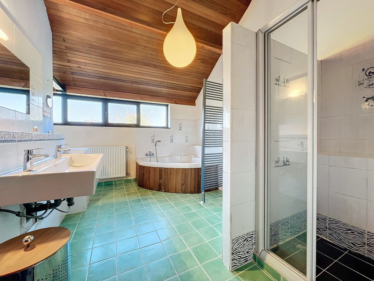 Ruime villa met unieke architectuur en tuin te Tollembeek 