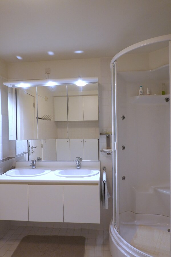 Lichtrijk en ruim appartement met garage (EPC: B) 