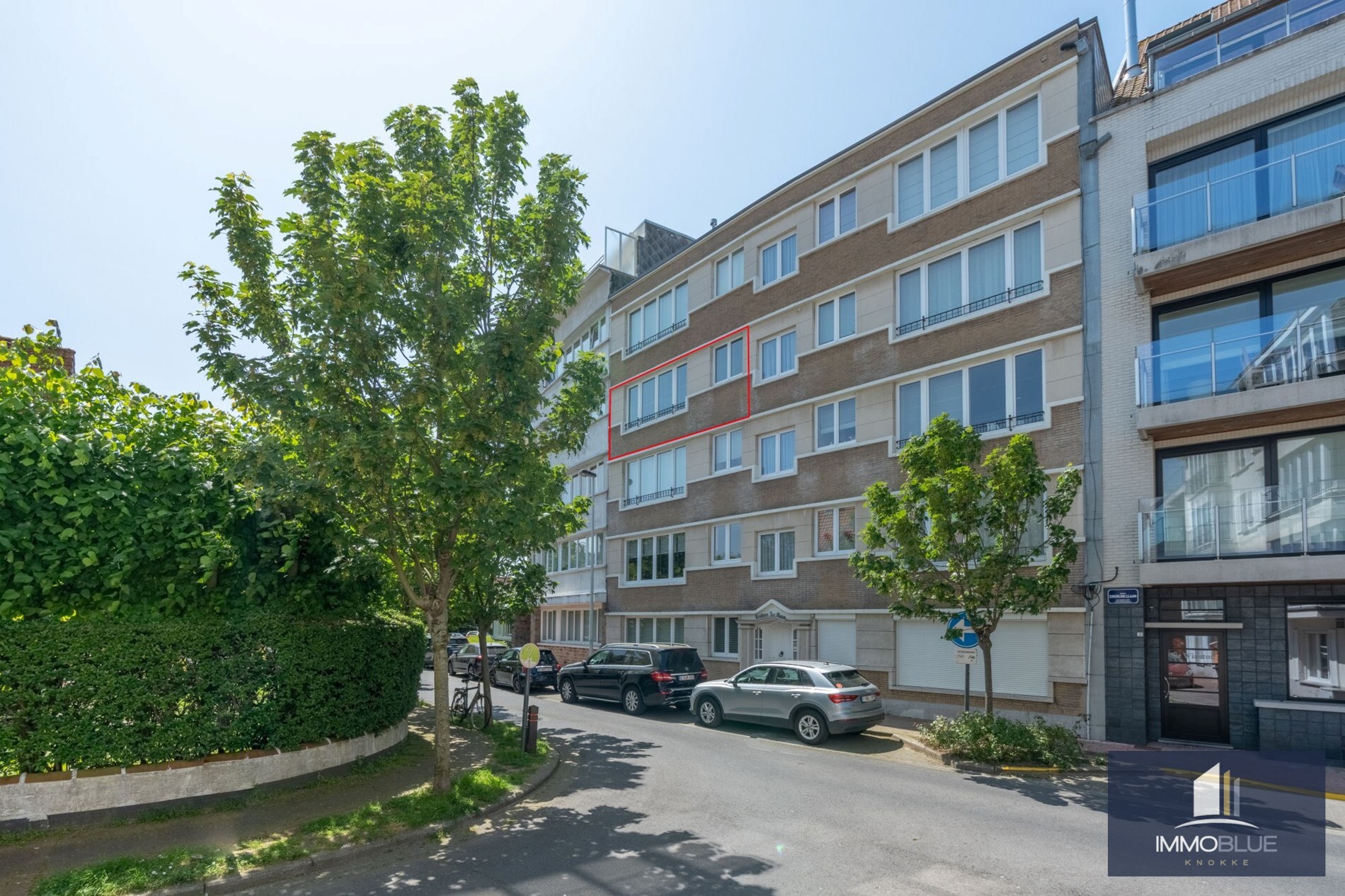 Situé dans un endroit calme, cet appartement entièrement rénové offre une vue dégagée sur les villas. 
