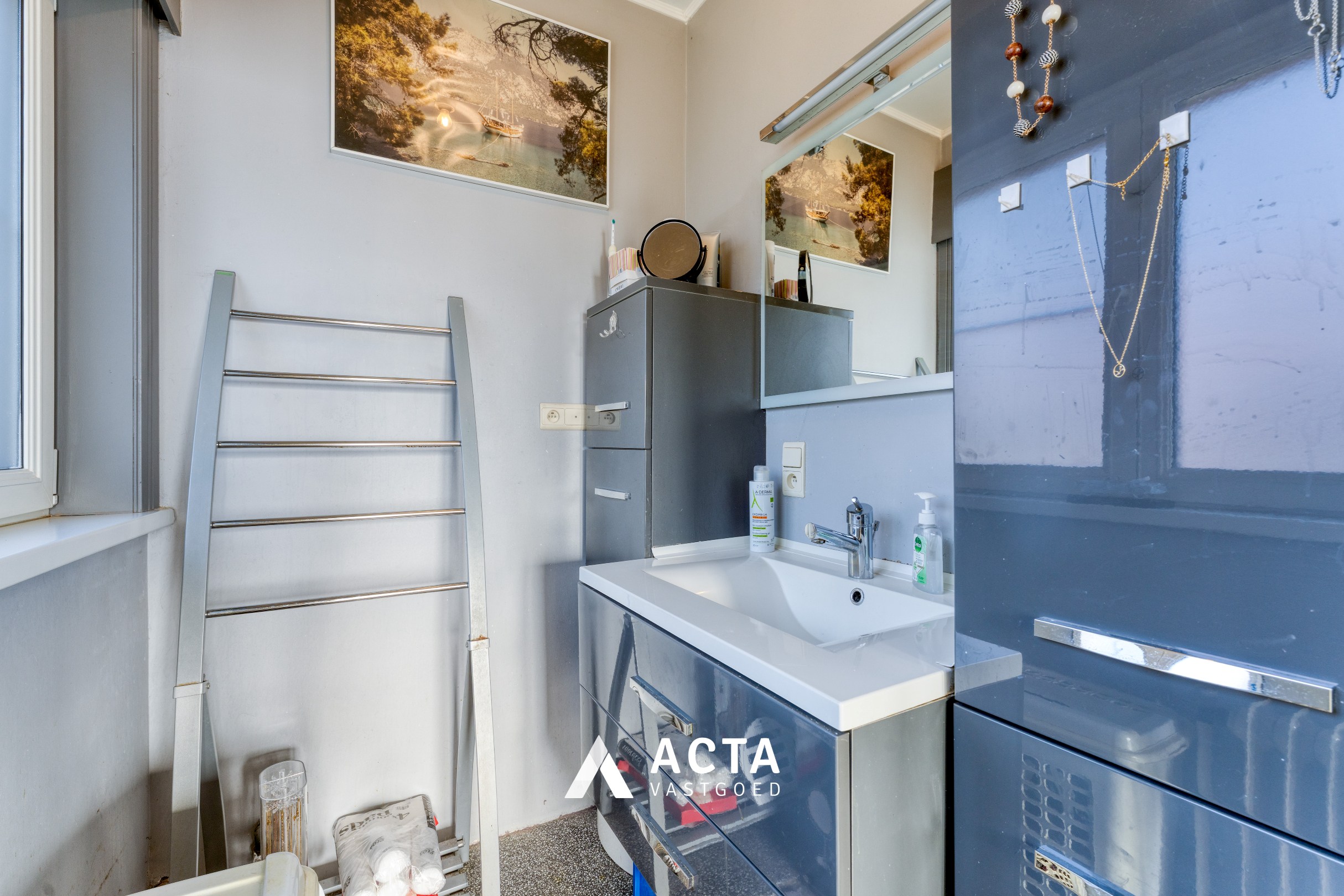 Halfopen bebouwing met vier slaapkamers en dubbele garage in Mariakerke 