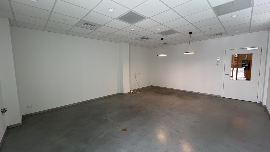 Opslagloodsen met buitenruimte te huur vlakbij afrit E17 in Sint-Niklaas