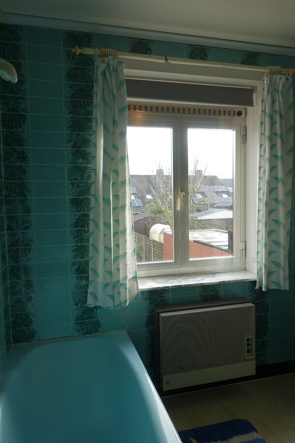 Rustig gelegen instapklare rijwoning met nabij gelegen garagebox 