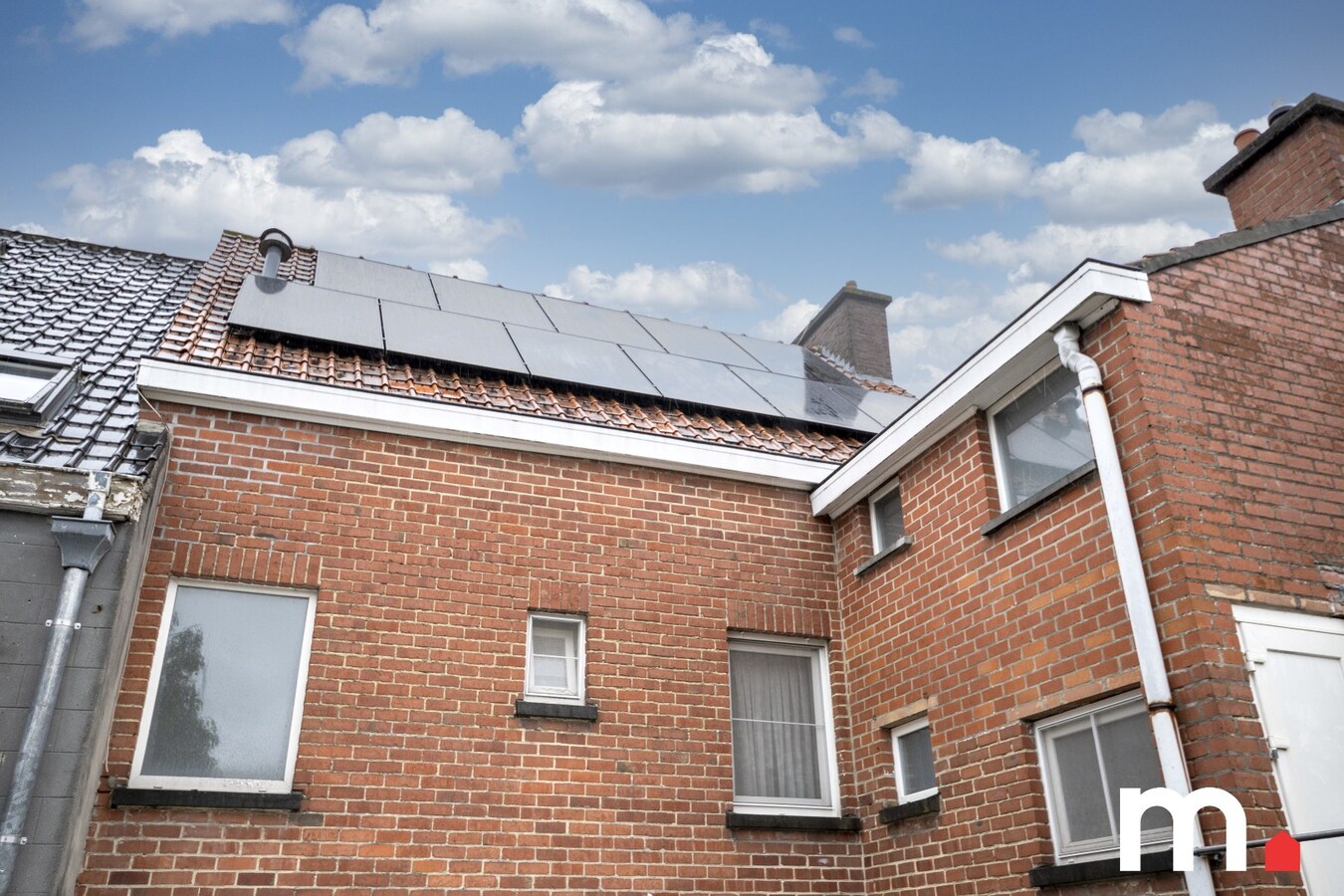 Lichtrijk instapklare woning EPC C  te Roeselare met 3 slaapkamers, zonnepanelen, Garage en praktijk! 