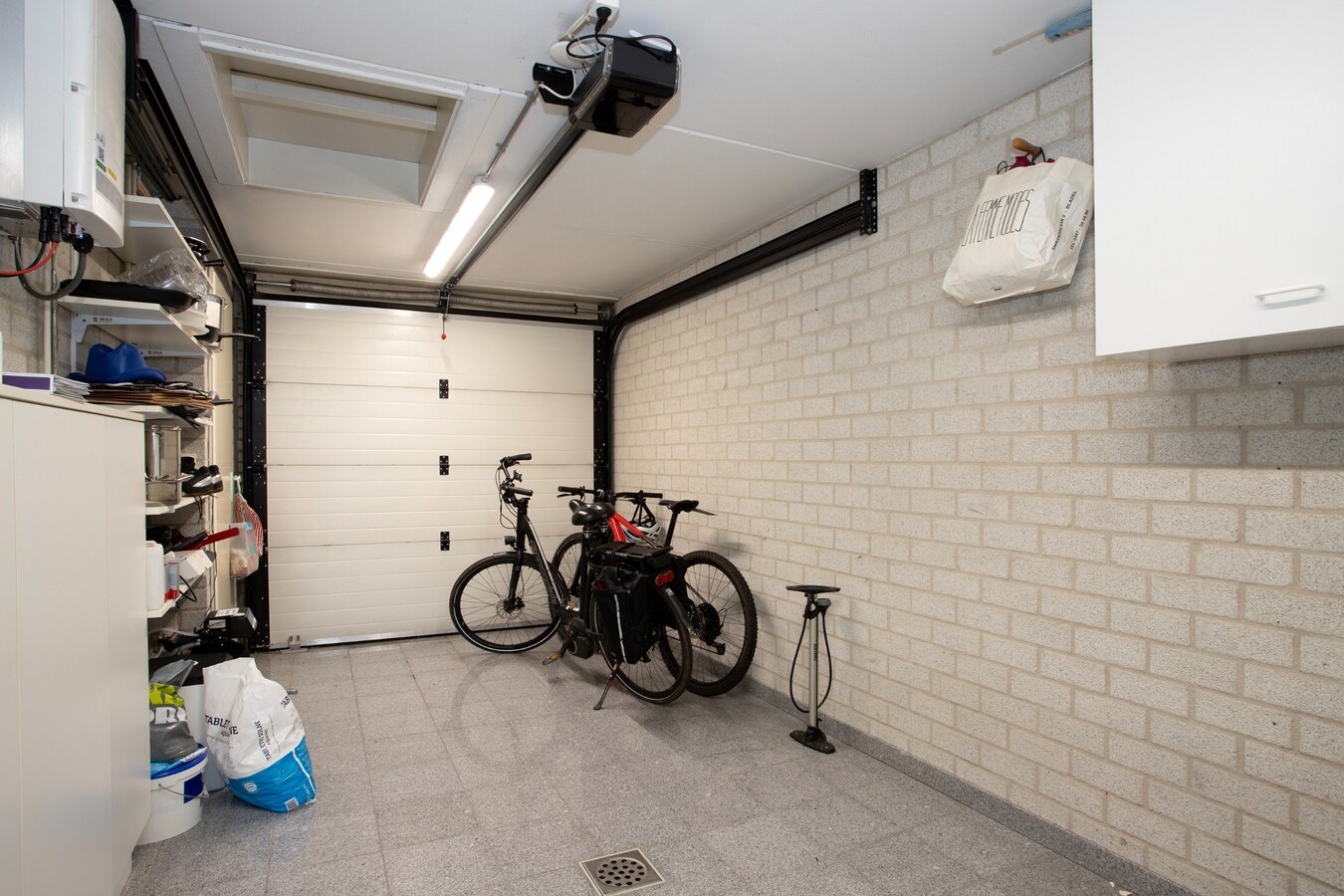 Degelijk gebouwde en perfect onderhouden vrijstaand-geschakelde gezinswoning aan ‘De Lovensbroek’. 