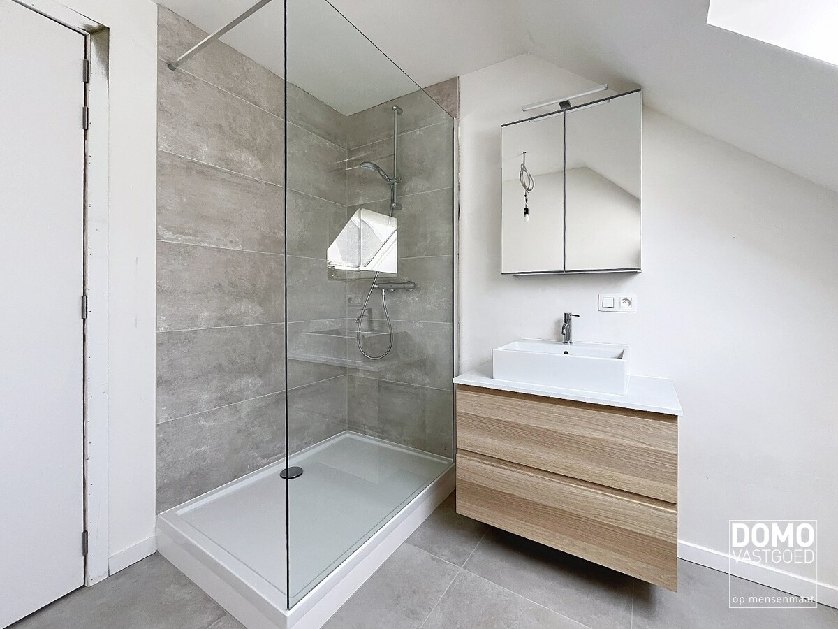 PRACHTIG GERENOVEERDE, LICHTRIJKE WONING MET 3 SLAAPKAMERS, 2 BADKAMERS, EEN ZONNIGE TUIN EN 2 PARKEERPLAATSEN TE GINGELOM (MIELEN-BOVEN-AALST) 