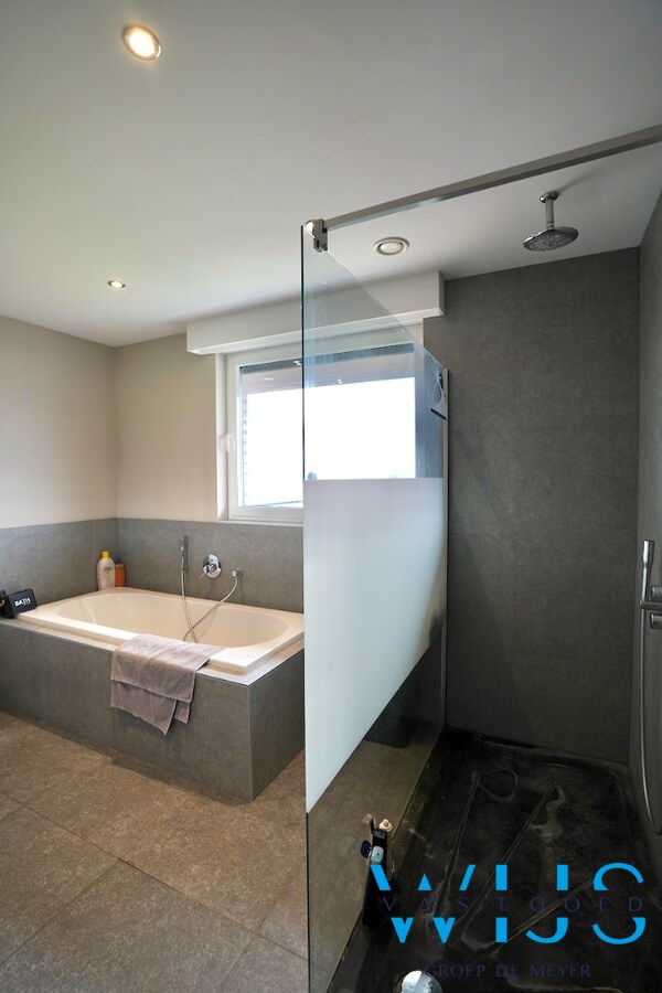 Ruime, energiezuinige gezinswoning te Oosteeklo ! 