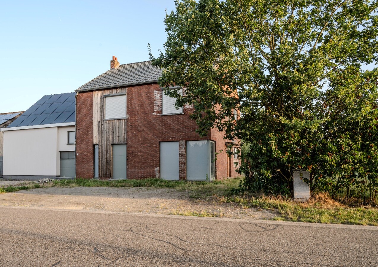 Ruim huis met vergunde stal 