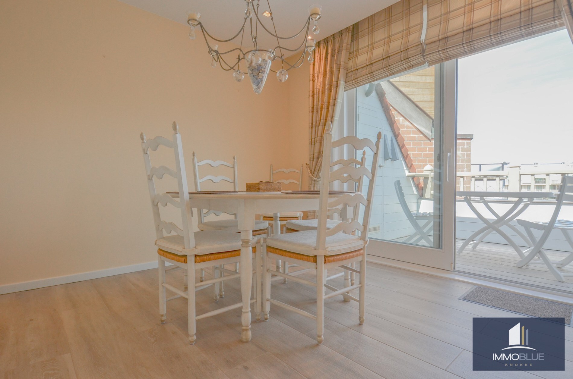 Stijlvol duplexappartement met zonnige terrassen en open zicht op de villa’s van het Zoute. 