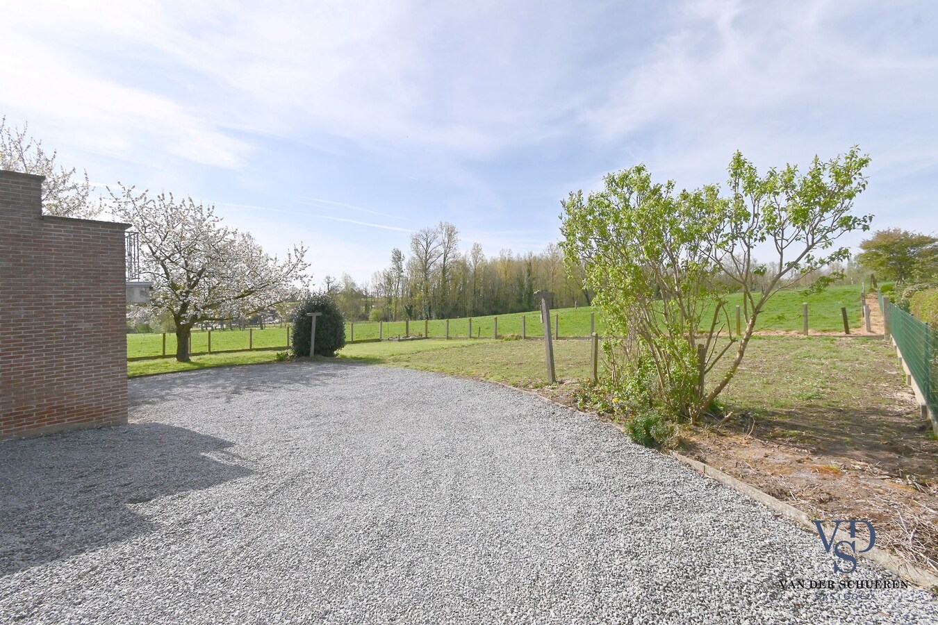 Ruime woning op unieke locatie in het groen, vlakbij Dikkele 