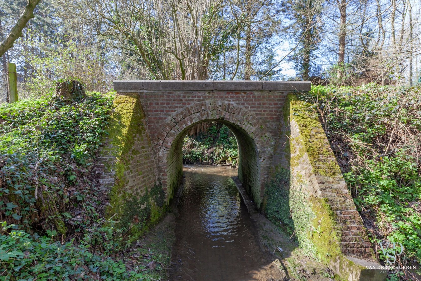 Exceptioneel landhuis met bijgebouw in groene omgeving 