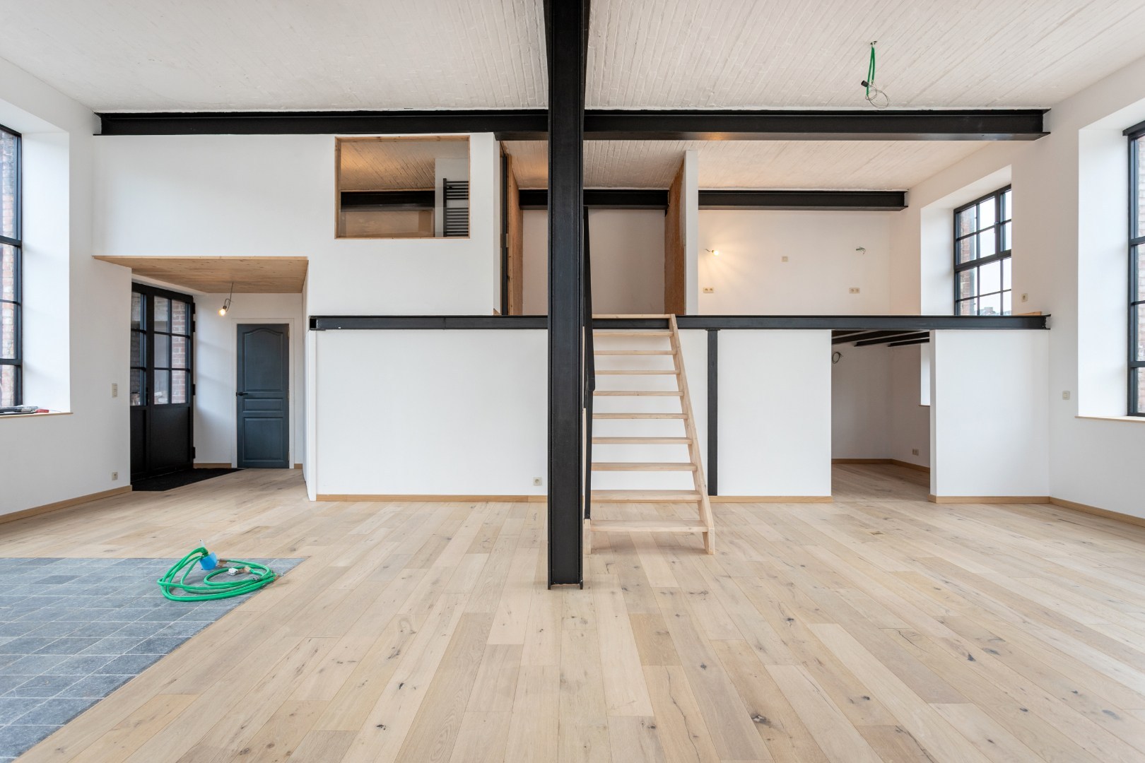 Opbrengsteigendom met gerenoveerde loft (EPC B) en atelier (100m²) naast het station van Braine-le-Comte 